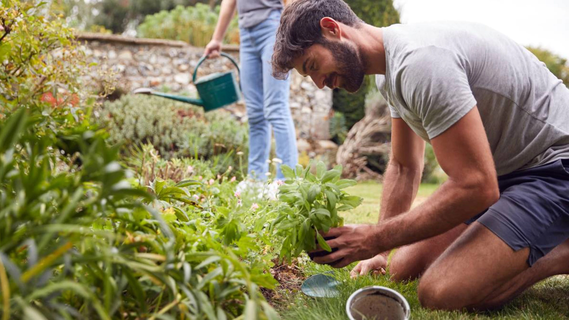 Promos Jardin Noble Magasin -Promos Jardin Noble Magasin 1665372747328 couple doing garden maintenance